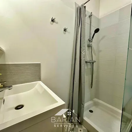 Maisonnette Avec Climatisation Et Cour - Ménage Et Linge Inclus *